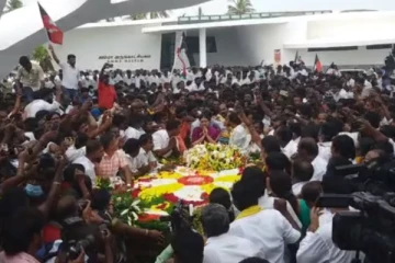 ஜெயலலிதா நினைவிடத்தில் கண்ணீர் விட்ட சசிகலா; குவிந்த தொண்டர்கள்