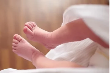 பதறவைத்த சம்பவம்;  வீதியில் கிடந்த  சிசுவின் சடலம்