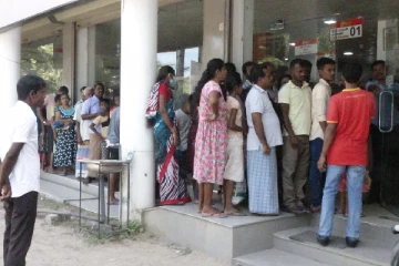 அக்கரைப்பற்று சதொச விற்பனை நிலையத்தில் சீனி இல்லை: ஏமாற்றமடைந்த மக்கள் (Photo)