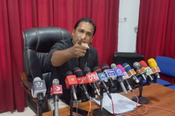 செங்கம்பள வரவேற்பு சர்ச்சையில் சிக்கிய வியாழேந்திரன்- கேள்வி கேட்ட ஊடகவியலாளருக்கு மிரட்டல்!