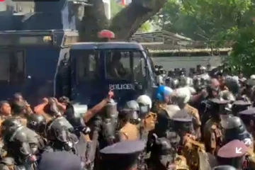 කොළඹ උණුසුම් කරමින් සිදුවන අන්තරේ දැවැන්ත විරෝධයට කඳුළු ගෑස් ප්රහාර - පොලීසියත් සීරුවෙන්..(VIDEO)