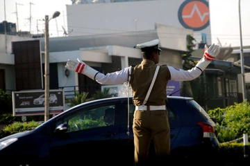 வேகக்கட்டுப்பாட்டை இழந்து 5 வாகனங்களை மோதிய வான்