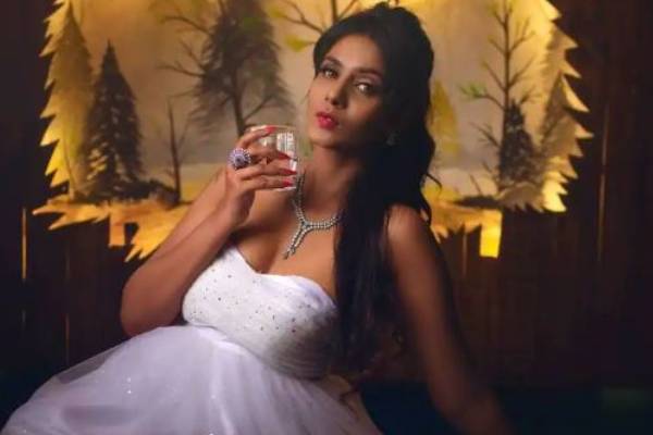 காணாமல் போன சூப்பர் மாடல்... போலீஸுக்கே தண்ணி காட்றாங்களே | Actress Meera Mithun Abscond