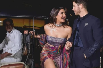 ஆட்டோவில் கவர்ச்சி போஸ் கொடுத்த பிரியங்கா சோப்ரா