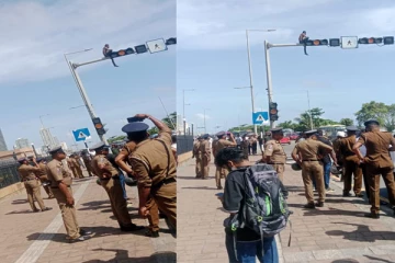 ஜனாதிபதி செயலகத்திற்கு முன் மின் கம்பத்தில் ஏறி இளைஞன் றகளை ; குவிக்கப்பட்ட பொலிஸார்