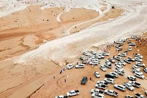 பாலைவன நாட்டில் பெருக்கெடுத்து ஓடும் மழை வெள்ளம்! | Flooding Rain In The Desert Country