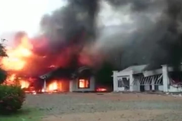 முன்னாள் அமைச்சர் சனத் நிஷாந்தவின் வீட்டுக்கு தீ வைப்பு