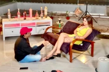 நள்ளிரவில் நடிகையுடன் மொட்டைமாடியில் மதுபார்ட்டி!! தனிமையில் இயக்குனர் செய்த செயல்..