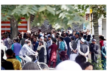 ஆப்கானில் நிலவும் தட்டுப்பாடு - பணம் எடுப்பதற்காக வங்கிகள் முன்பு நெடுநேரமாக காத்திருக்கும் மக்கள்