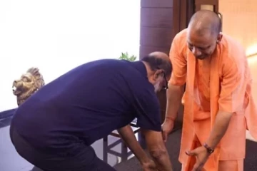 வயது குறைந்த யோகி ஆதித்யநாத் காலில் விழுந்தது ஏன்? ரஜினி கொடுத்த விளக்கம்