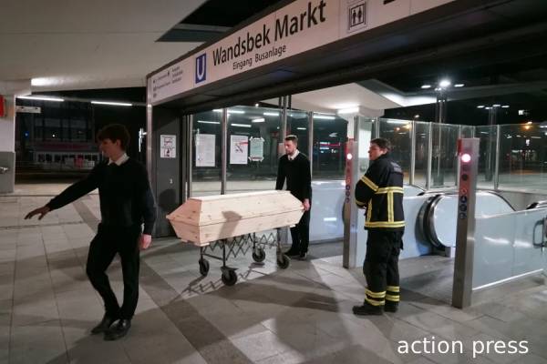 ஜேர்மனியில் புலம்பெயர்ந்தோரால் ரயில் முன் தள்ளிவிடப்பட்ட இளம்பெண்: விவரங்கள் வெளியாகின | Details Of 2 Migrants Hit On Hamburg Train ஜேர்மனியில் புலம்பெயர்ந்தோரால் ரயில் முன் தள்ளிவிடப்பட்ட இளம்பெண்: விவரங்கள் வெளியாகின | Details Of 2 Migrants Hit On Hamburg Train