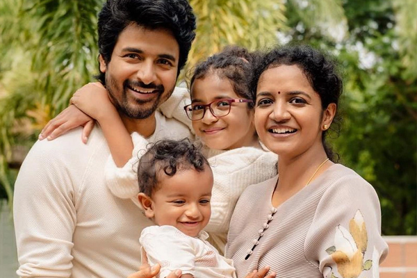 நடிகர் சிவகார்த்திகேயன் பிள்ளைகள் எப்படி வளர்ந்துட்டாங்கனு பாருங்க... வீட்டில் நடைபெற்ற கொண்டாட்டம் | Actor Sivakarthikeyan Wedding Anniversary Children