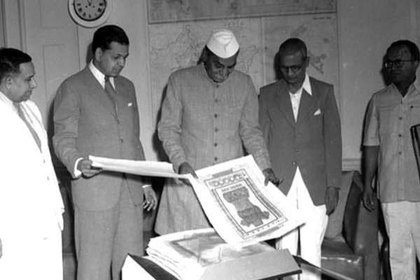 ஹீலியம் பெட்டியில் வைக்கப்பட்டுள்ள இந்திய அரசியலமைப்பு சாசனம் - ஏன் தெரியுமா? | Why Indian Constitution Stored In Helium Box