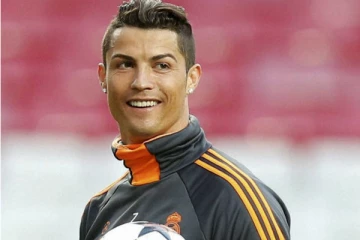 பிறந்த பெண் குழந்தையை முதன்முதலாக உலகிற்கு காட்டிய ரொனால்டோ - வைரலாகும் புகைப்படம் - ரசிகர்கள் வாழ்த்து