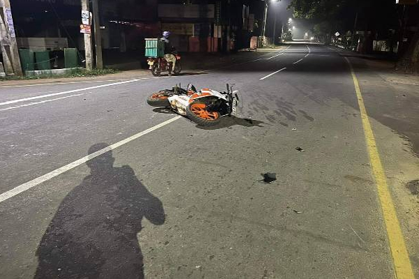 யாழில் மோட்டார் சைக்கிளை வீதியில் போட்டு உடைத்த கும்பல்! சி.சி.ரிவியில் சிக்கிய காட்சி | Jaffa Bike Attack Rowdy Gang Cctv Police யாழில் மோட்டார் சைக்கிளை வீதியில் போட்டு உடைத்த கும்பல்! சி.சி.ரிவியில் சிக்கிய காட்சி | Jaffa Bike Attack Rowdy Gang Cctv Police