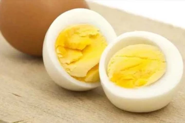 முட்டையில் மஞ்சள் கருவை ஒதுக்கி வைத்து வெள்ளை கருவை மட்டும் சாப்பிடுபவரா நீங்கள்? இழப்பு ஏராளமாம்