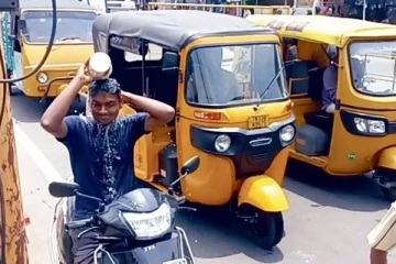 சாலையில் ஸ்கூட்டரில் சென்ற படி குளித்த இளைஞர் - மிரள விட்ட போலீசார்..!