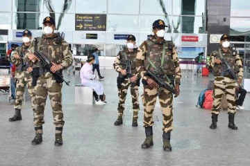 “மகனிடம் மட்டும் சொல்லிடாதீங்க” விமான நிலைய அதிகாரிகளிடம் கெஞ்சிய கூத்தாடிய மும்பை தொழிலதிபர்