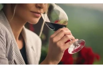 இரவு முழுவதும் தோழியுடன் மது அருந்திய 19 வயது மாணவி: மறுநாள் அதிர்ச்சி மரணம்