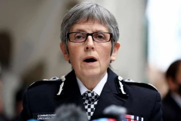 தொடர் சர்ச்சையால் லண்டன் காவல்துறை ஆணையர் பதவி விலகல்!