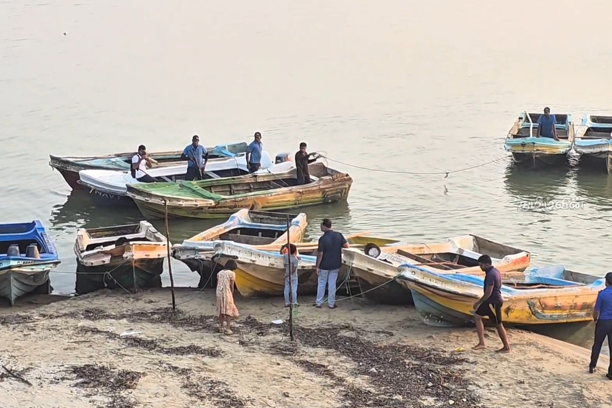 கிண்ணியாவில் சட்டவிரோத மணல் அகழ்வு : 15 படகுகள் பறிமுதல் | Illegal Sand Mining In Kinniya