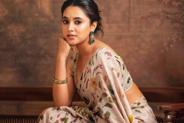 சேலையில் மயக்கும் நடிகை பிரியங்கா மோகன்!! புகைப்படங்கள்..