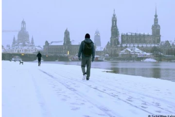 ஜேர்மனியில் கடும் பனிப்பொழிவு காரணமாக இயல்பு வாழ்க்கை பாதிப்பு: போக்குவரத்து நிறுத்தம்