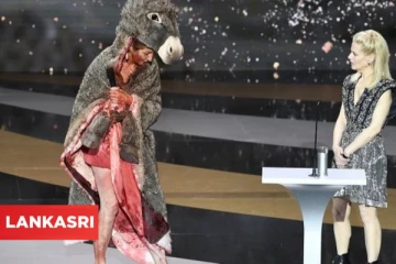 எங்களையும் ஆதரியுங்கள்... விருது வழங்கும் விழா மேடையில் பிரான்ஸ் நடிகை கொடுத்த அதிர்ச்சி