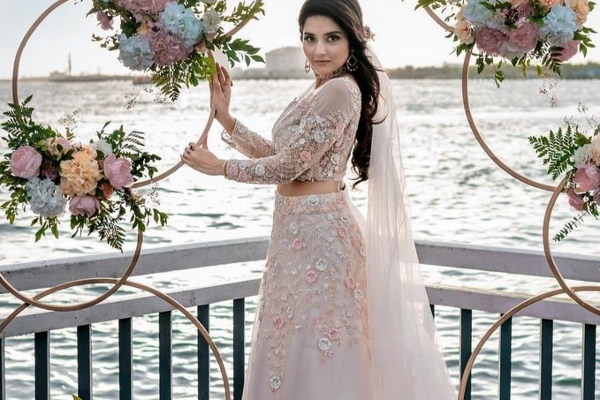 பொறி வைத்து கைது செய்யும்  பெண்ணின் .. கண்ணிலே புரியாமல் மாட்டிக்கொண்டோமா? : வைரலாகும் மகிமா நம்பியார் புகைப்படம்! | Photo By Viral Magima Nambiar