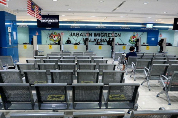 8 வயது இலங்கை சிறுவனுடன் சிக்கிய வெளிநாட்டு பெண்! கடவுச்சீட்டு அலுவலகத்தில் சிக்கிய மர்மம் | Woman Arrested Get Malaysian Passport For Sl Boy