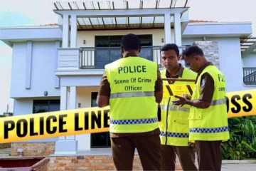 பெண் ஒருவர் நடத்திய சூதாட்ட விடுதி முற்றுகை: 15 பேர் கைது