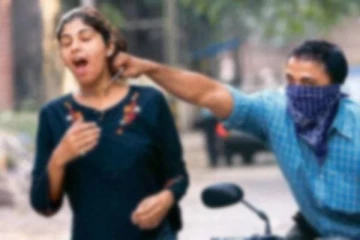 பட்டப்பகலில் நடுரோட்டில் இடம்பெற்ற கொள்ளை சம்பவம்