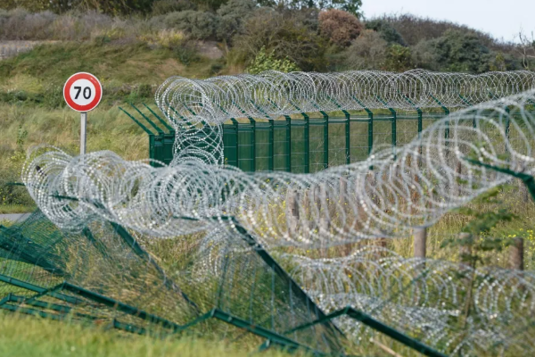 புலம்பெயர்வோரை தடுக்க 1,000 அடி நீள வேலி அமைக்க பிரான்ஸ் திட்டம் | France Built 1000 Feet Fence To Prevent Migrants புலம்பெயர்வோரை தடுக்க 1,000 அடி நீள வேலி அமைக்க பிரான்ஸ் திட்டம் | France Built 1000 Feet Fence To Prevent Migrants