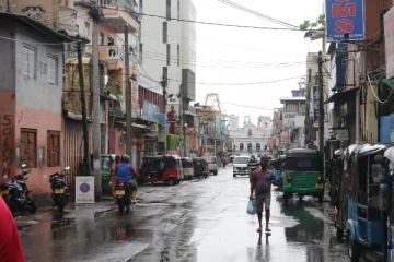 ஊரடங்கு நேரத்தில் கொழும்பின் முக்கிய பகுதியில் மக்கள் சிலரின் நடமாட்டம்  - வெளியான புகைப்படங்கள்
