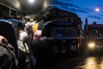 கொழும்பு நோக்கிச் சென்ற பேருந்தில் பெண்களுக்கு அதிர்ச்சி கொடுத்த நபர்