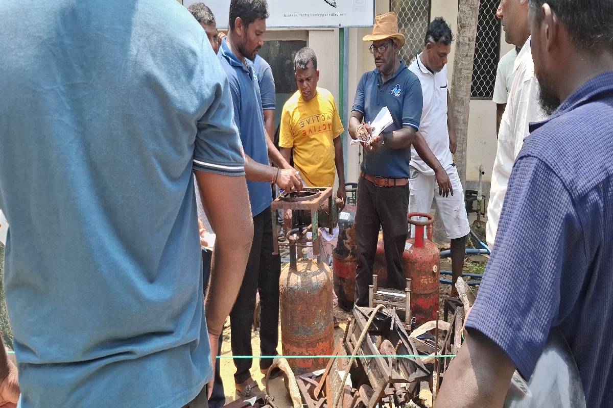 யாழில் இந்தியப் அரசுப் பொருட்கள் பகிரங்க ஏலம் ; போட்டி போட்டுக்கொண்டு வாங்கிய மக்கள் | Indian Government Goods Auction In Jaffna