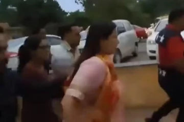 மல்யுத்த வீராங்கனைகள் போராட்டம் குறித்து கேள்வி எழுப்பிய நிருபர் - ஓட்டம் பிடித்த மத்திய அமைச்சர்