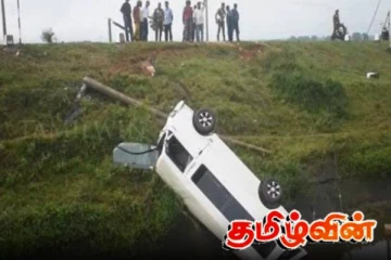 மின் கம்பங்களை உடைத்துக்கொண்டு ஆற்றில் பாய்ந்த வான்: உயிர் தப்பிய யுவதிகள்