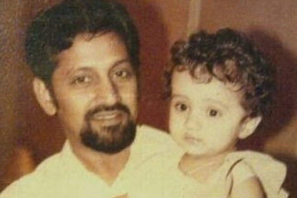 இந்த புகைப்படத்தில் இருக்கும் டாப் நடிகை யார் தெரியுமா.. தெரிஞ்சா ஷாக் ஆகிடுவீங்க | Top Actress Childhood Photo