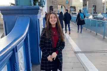 பிரித்தானியாவில் கொடூரமாக கொல்லப்பட்ட கனேடிய இளம்பெண்: அஞ்சலி கூட்டத்தில் திரண்ட மக்கள்