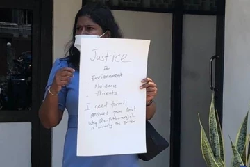 யாழ்.மணிக்கூட்டு கோபுரத்திற்கு அருகில்  பெண் ஒருவர் போராட்டம்