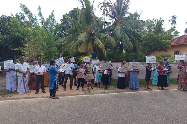 எமக்கு தொலைத்தொடர்பு கோபுரம் வேண்டாம்; யாழில் குழந்தைகளுடன் வீதிக்கு இறங்கிய மக்கள்! | We Don T Want A Telecom Tower Jaffna People