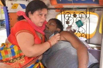 கணவனின் உயிரை காப்பாற்ற வாயோடு வாய் வைத்து சுவாசத்தை பரிமாறிய மனைவி! பின்னர் நடந்தது என்ன? மனதை உருக்கும் புகைப்படங்கள்