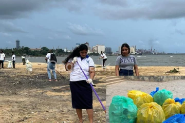 මුහුදු වෙරළට ආපු සරසවි සිසුන් පිරිසක් කරපු අපූරු වැඩේ.(VIDEO)