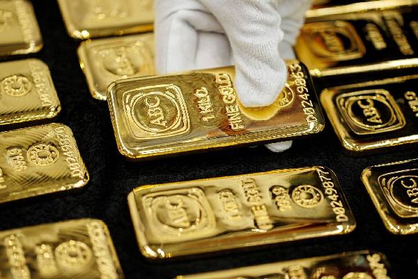 தொடர்ந்து சாதனை உச்சத்தில் தங்கத்தின் விலை | Gold Extends Record Run