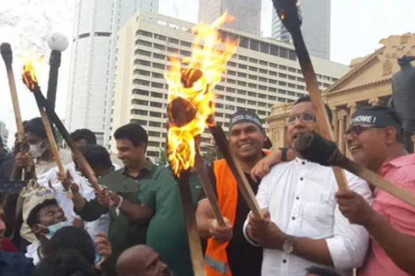 சவப்பெட்டியுடன் ஜனாதிபதி அலுவலகத்திற்குள் நுழைய முயன்ற மக்களால் ஏற்பட்ட பதற்றம்! | Sri Lanka President Office Front People Protest