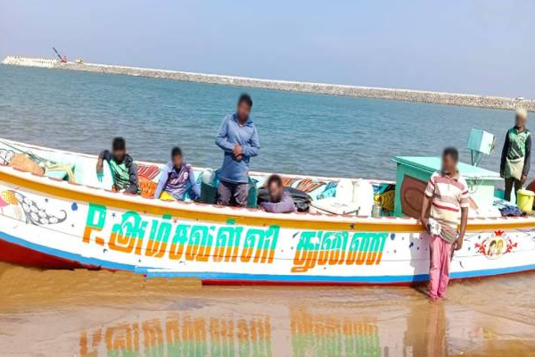 நடுக்கடலில் தமிழக மீனவர்கள் மீது கொடூர தாக்குதலை நடத்திய இலங்கை கடற்படை! | Sri Lankan Navy Attacked Tamil Nadu Fishermen Sea
