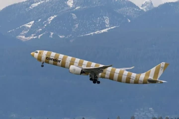 வெளிநாடொன்றில் நடுவானில் பறந்த விமானத்தில் 70 பயணிகளால் பரபரப்பு