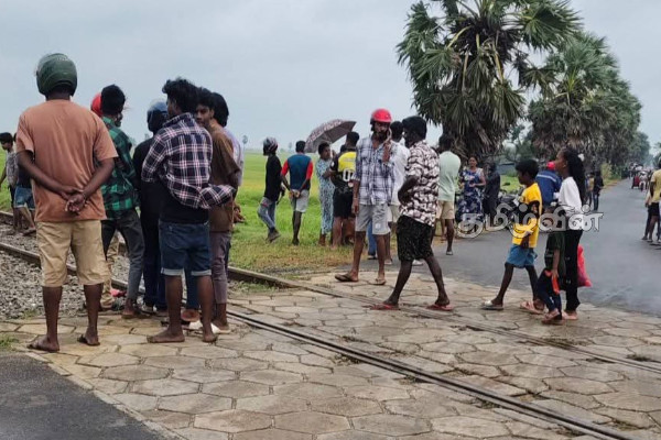 யாழில் கோர விபத்து - தொடருந்தில் மோதி இளைஞன் உயிரிழப்பு | Fatal Accident Jaffna Young Man Seriously Injured