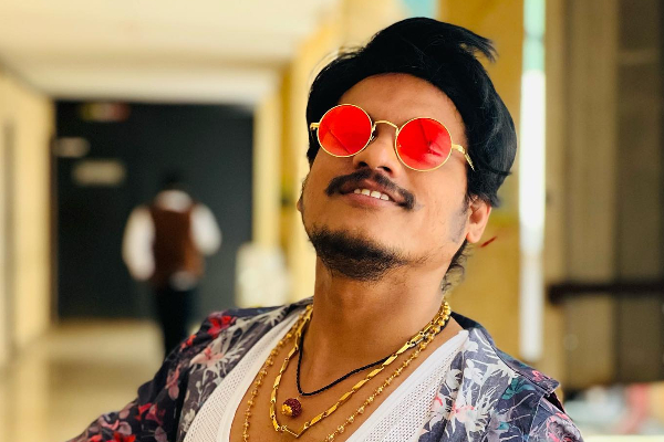 குக் வித் கோமாளி புகழுக்கு என்னாச்சு.. ரோட்டோரம் இப்படி அமர்ந்திருக்கிறாரே! போட்டோ வைரல்